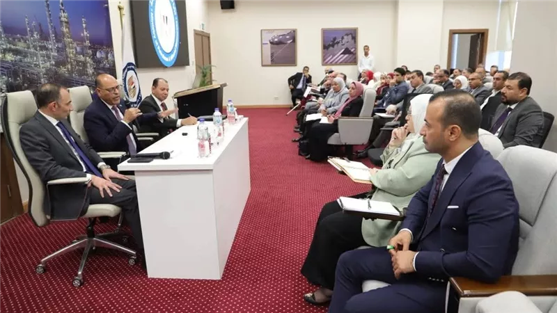 وزير العمل يفتتح ورشة تثقيفية حول قانون العمل الجديد بمقر وزارة البترول