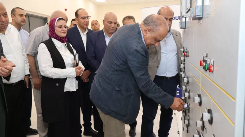وزير الكهرباء يتفقد محطة محولات عيون موسى ويشهد إطلاق التيار الكهربائي لعدد من المحولات.. صور 