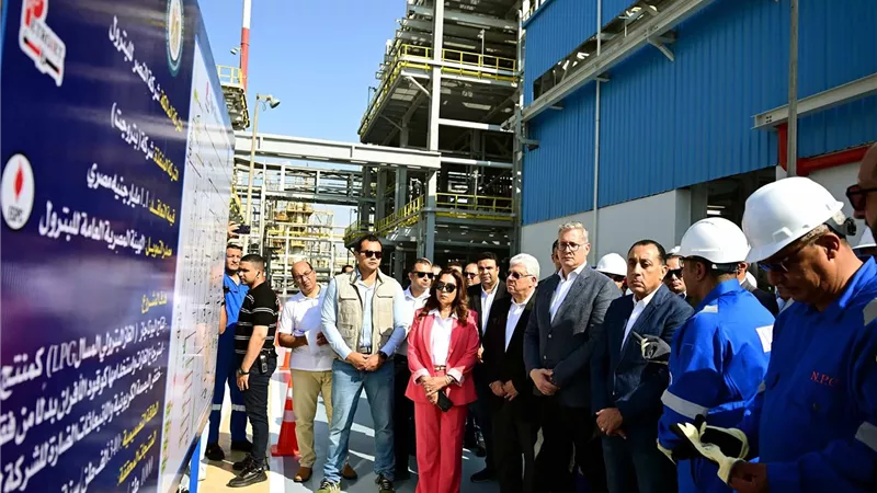 رئيس الوزراء يفتتح مشروع استرجاع الغازات بشركة 