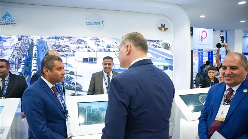 وزير البترول يتفقد جناح مودرن جاس في معرض ومؤتمر 