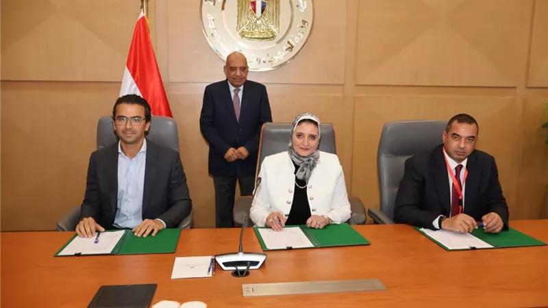 وزير الكهرباء يشهد مراسم توقيع الاتفاقيات المكملة لتنفيذ مشروعين إنتاج الكهرباء من الطاقة الشمسية قدرة 1200 ميجاوات وبطاريات تخزين سعة 720 ميجاوات ساعة