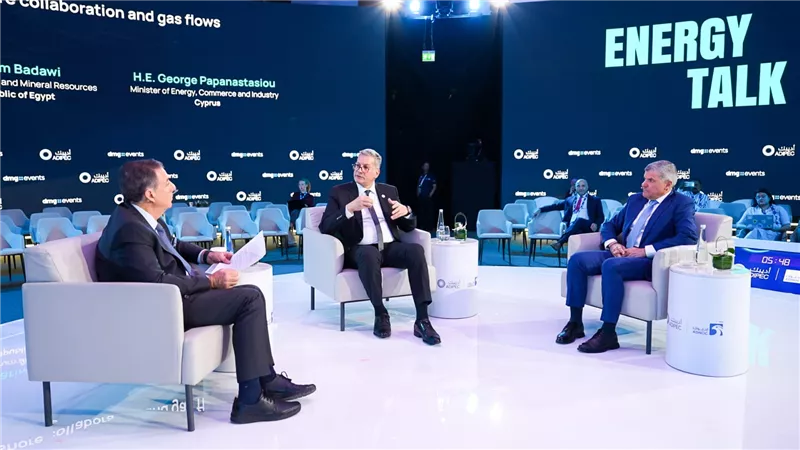 وزير البترول يستعرض دور مصر كمحور اقليمي لنقل وتداول الطاقة أمام مؤتمر أديبك