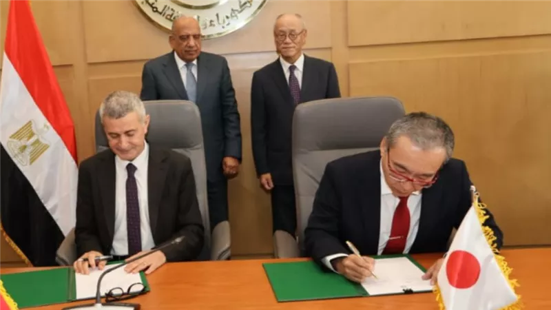 وزير الكهرباء يشهد توقيع اتفاقية مشروع انشاء محطة طاقة شمسية ومنظومة تخزين طاقة بنظام البطاريات ومركز للمعلومات صديق للبيئة