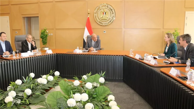 وزير الكهرباء يبحث مع وفد البنك الدولي التعاون في مجالات الكهرباء والطاقات المتجددة