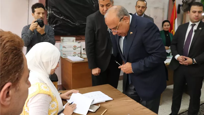 وزير الكهرباء يدلي بصوته في انتخابات 