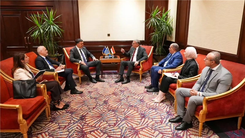 وزير البترول يبحث مع وزير الشؤون البحرية اليوناني التعاون في البنية التحتية للطاقة ونقل الغاز إلى أوروبا