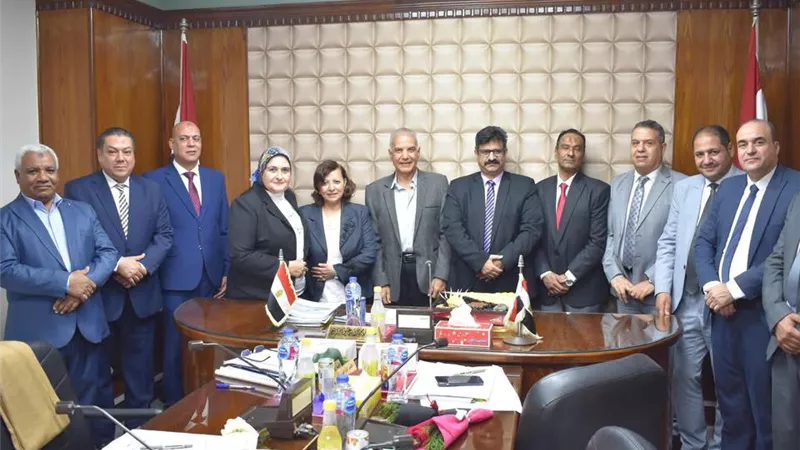 غرب الدلتا لإنتاج الكهرباء تكرم حازم عبدالعزيز لبلوغه السن القانونية 