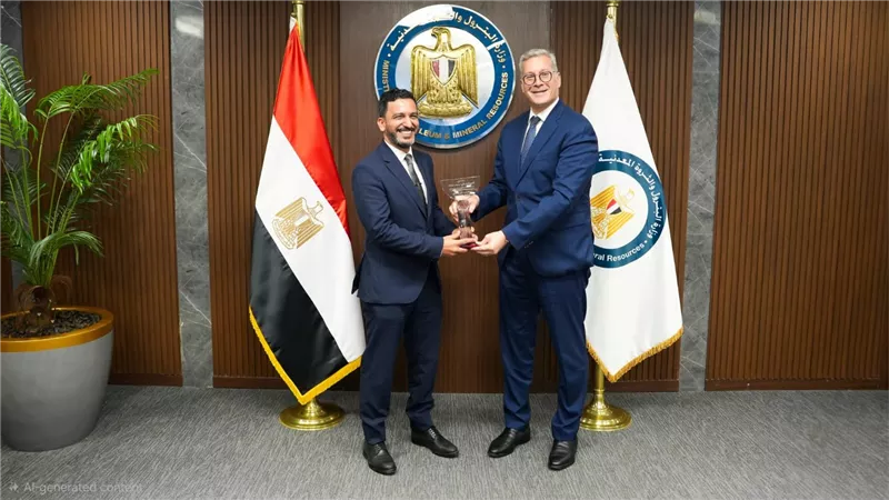 وزير البترول يكرّم مهند عاطف لفوزه بجائزة أفضل وكيل ذكاء اصطناعي في مؤتمر الجيوميكانيكا بالسعودية