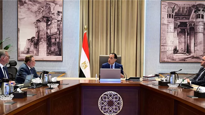 بحضور محافظ المركزي ووزيرا المالية والبترول.. رئيس الوزراء يتابع توافر احتياطي المنتجات البترولية