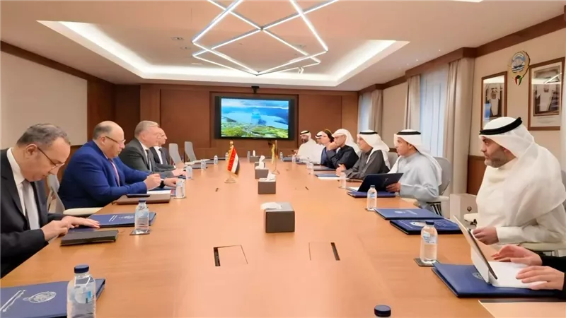 كريم بدوي يبحث مع وزير الكهرباء والماء ورئيس هيئة الاستثمار الكويتية تعزيز الاستثمارات في البترول والتعدين