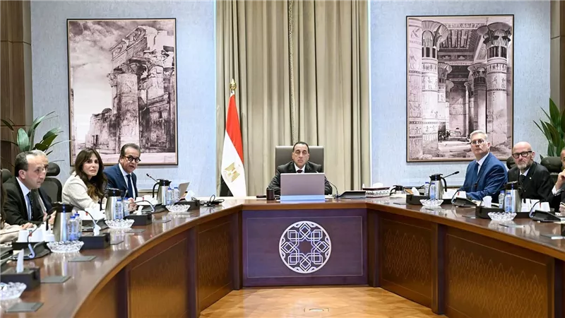 رئيس الوزراء يلتقي مسئولي 