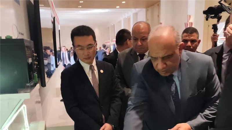 وزير الكهرباء: الاستفادة من التقنيات المتقدمة والشراكات الدولية لدمج مصادر الطاقة المتجددة