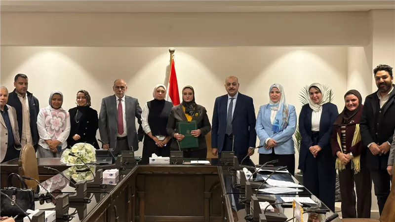 المصرية لنقل الكهرباء توقّع عقداً جديداً لتعزيز استقرار الشبكة القومية ودعم مشروعات طاقة الرياح بخليج السويس