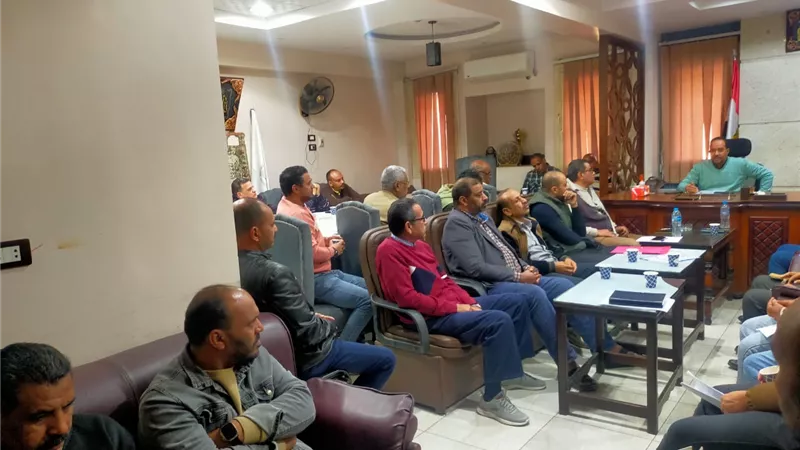 رئيس«كهرباء الأقصر» يستهل عمله بعقد اجتماع موسع مع قيادات القطاع