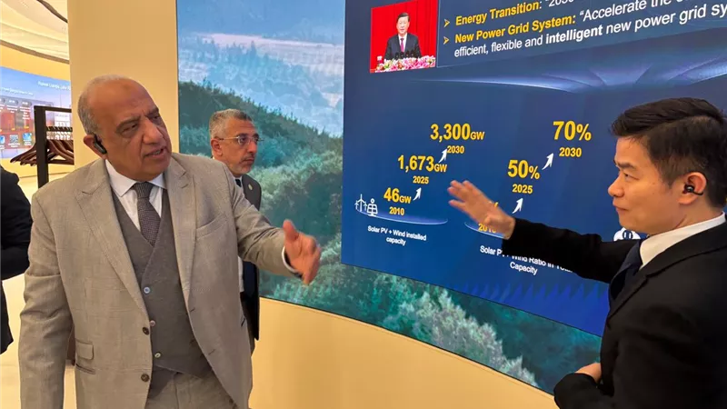 وزير الكهرباء يزور معامل اختبارات أنظمة بطاريات تخزين الطاقة التابعة لشركة هواوي