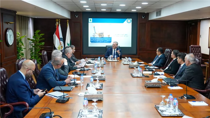 وزير البترول يعقد اجتماعا موسعا لمتابعة وتعجيل مشروعات زيادة إنتاج الغاز خلال العام الجديد