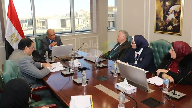 وزير الكهرباء يتابع خطة العمل لتحقيق الاستدامة المالية والتشغيل الاقتصادي وتحسين معدلات الأداء 