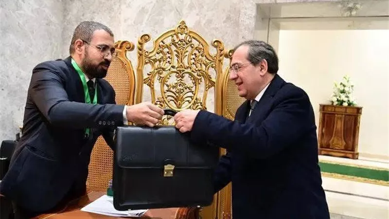 وزير البترول السابق يتسلم كارنيه عضوية مجلس النواب بعد نجاحه في انتخابات البرلمان 2025