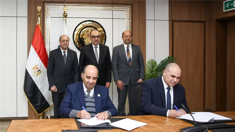 وزير قطاع الأعمال العام يشهد توقيع 
