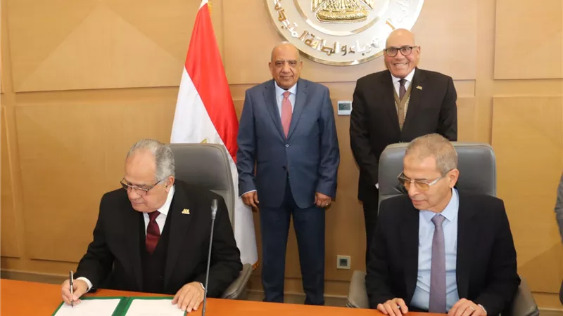 وزير الكهرباء ورئيس «العربية للتصنيع» يشهدان توقيع بروتوكول لتأسيس شركة متخصصة في تشغيل وصيانة أنظمة الطاقة الشمسية فوق أسطح المباني
