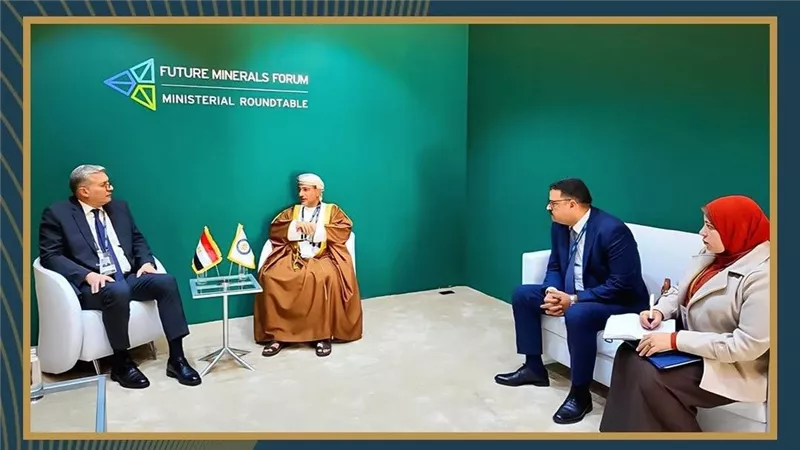 وزير البترول يبحث تبادل الخبرات في مجال التعدين مع سلطنة عُمان