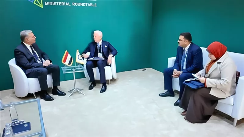 وزير البترول يبحث مع 