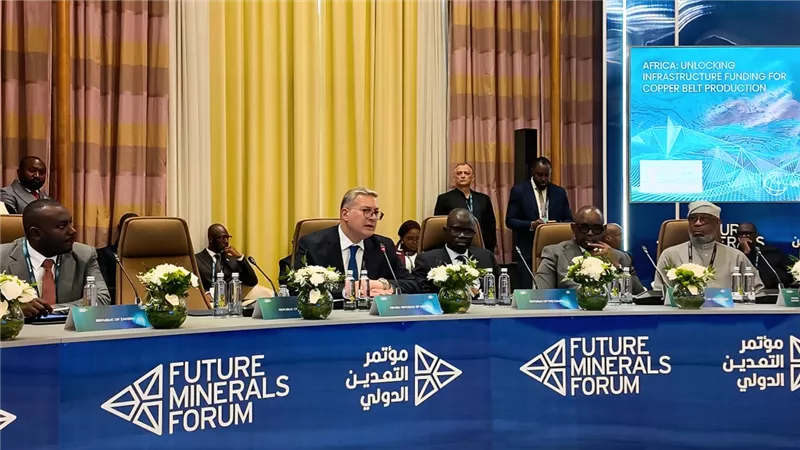وزير البترول يشارك في اجتماع المائدة المستديرة للمجموعة الاستراتيجية لمعادن أفريقيا بالرياض