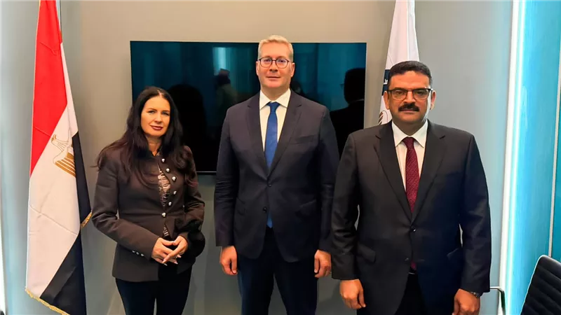 وزير البترول يبحث مع 