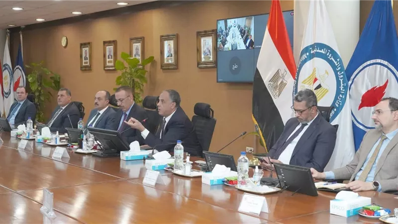 هيئة البترول: مناقشة خطط موازنات بتروسيلة والواحة للعام المالى الحالى والقادم