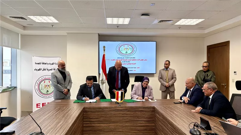 المصرية لنقل الكهرباء توقع عقدًا مع هيتاشي إنيرجي لتشغيل محطتين ضمن الربط الكهربائي المصري- السعودي