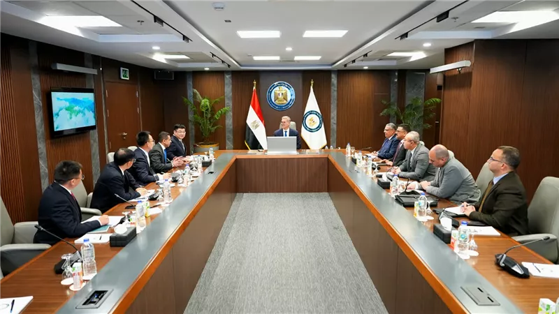 وزير البترول يبحث مع 