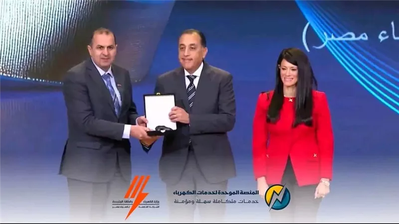 «الدستاوى» يتسلم جائزة التميز الحكومى بعد فوز المنصة الإلكترونية بالمركز الثانى