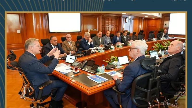 وزير البترول يبحث مع 