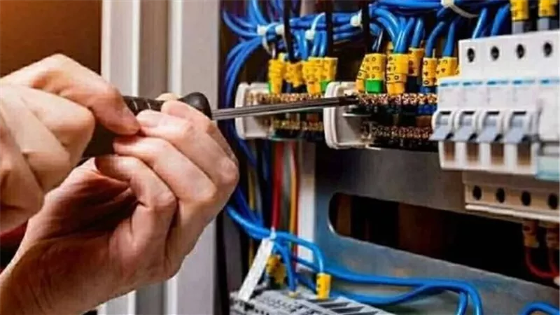 «الضبطية القضائية» بالقابضة ومباحث الكهرباء تواصلان حملات مواجهة سرقات التيار بالفيوم