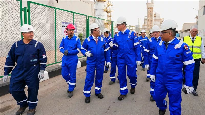 وزير البترول يتفقد الوحدات الإنتاجية لشركة القاهرة لتكرير البترول ويجري حوارًا مع العاملين