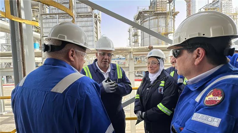 جولة تفقدية للرئيس التنفيذي لهيئة البترول لمتابعة أعمال صيانة وتطوير معامل التكرير بالأسكندرية