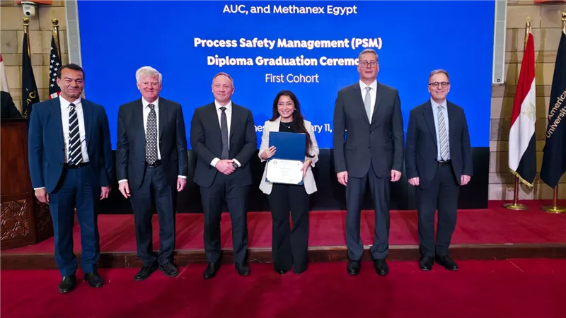 وزير البترول يشهد تخرج أول دفعة من دبلومة سلامة العمليات بقطاع البترول بالجامعة الأمريكية