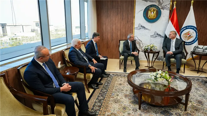 وزير البترول يتابع مع مسئولي 