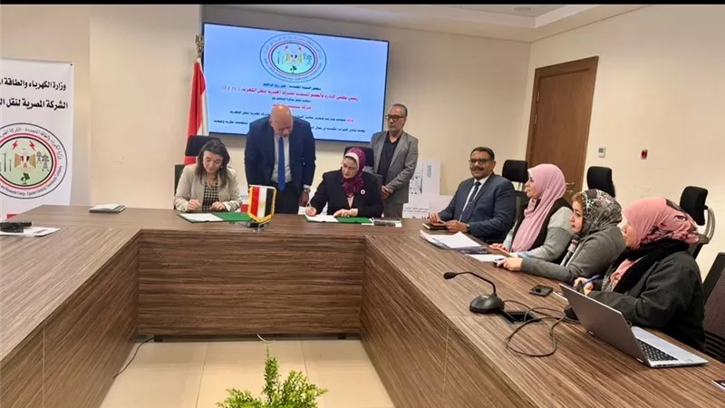 المصرية لنقل الكهرباء توقّع اتفاقية مع سيمنس إنرجي لتعزيز معايير السلامة