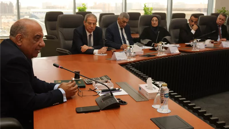 وزير الكهرباء يجتمع برؤساء شركات الإنتاج لمتابعة أنماط التشغيل الجديدة وخفض استهلاك الوقود