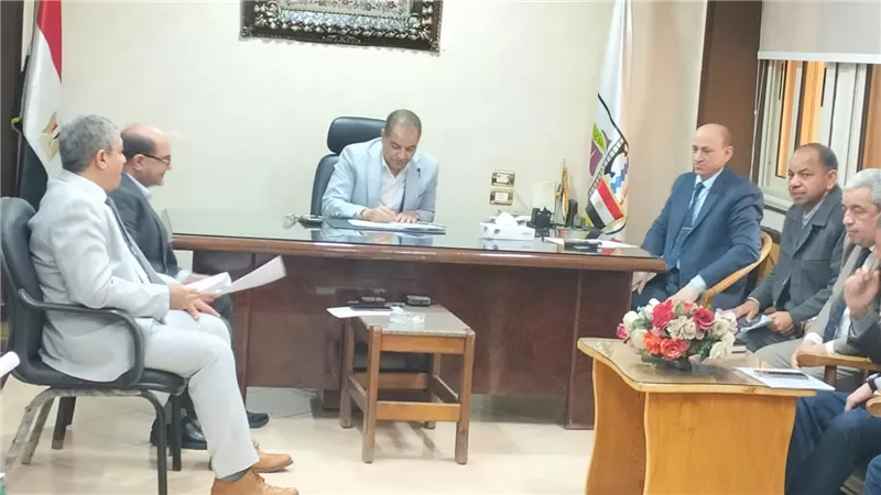 رئيس«مصر الوسطى»للكهرباء يعقد اجتماع موسع مع قيادات قطاع بنى سويف 