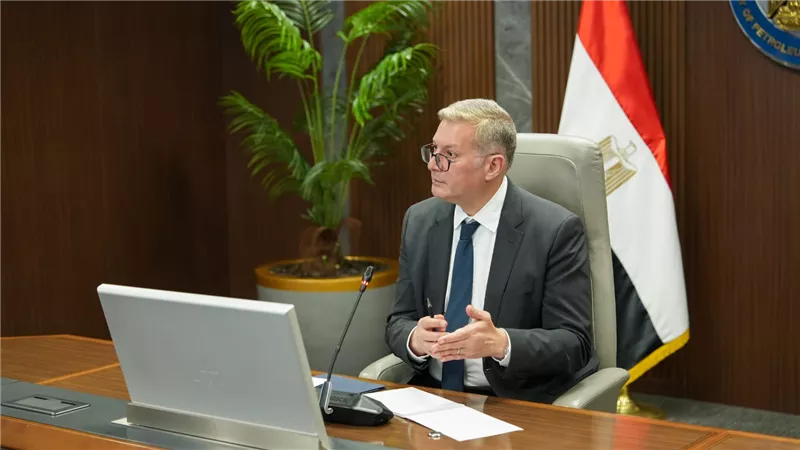 وزير البترول يعقد اجتماعاً مع مجلس إدارة هيئة الثروة المعدنية والصناعات التعدينية