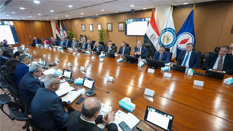 وزير البترول يعتمد الموازنة الاستثمارية للشركة العامة للبترول للعام المالي 2026–2027