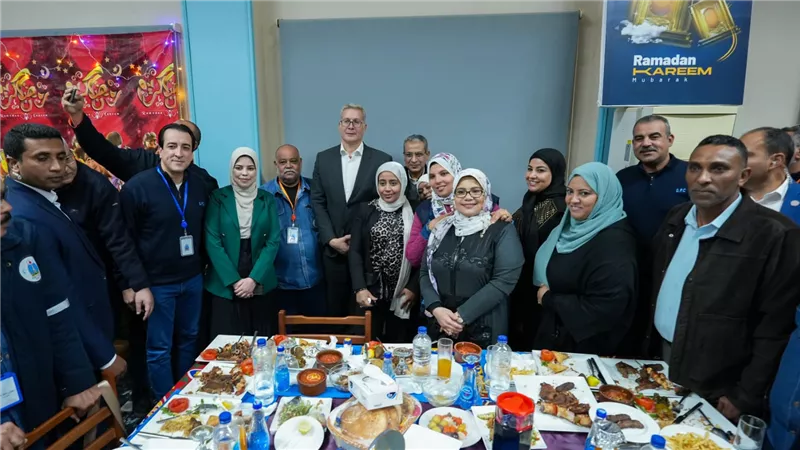 وزير البترول يشارك العاملين إفطار رمضان في حقول الشركة العامة للبترول برأس غارب