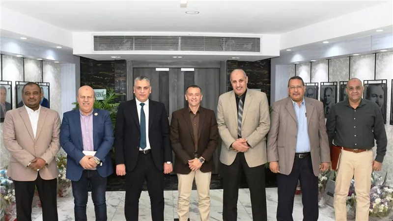 محافظ أسوان يستقبل وفد شركات الكهرباء لتقديم التنهئة.. والتأكيد على تعزيز التعاون