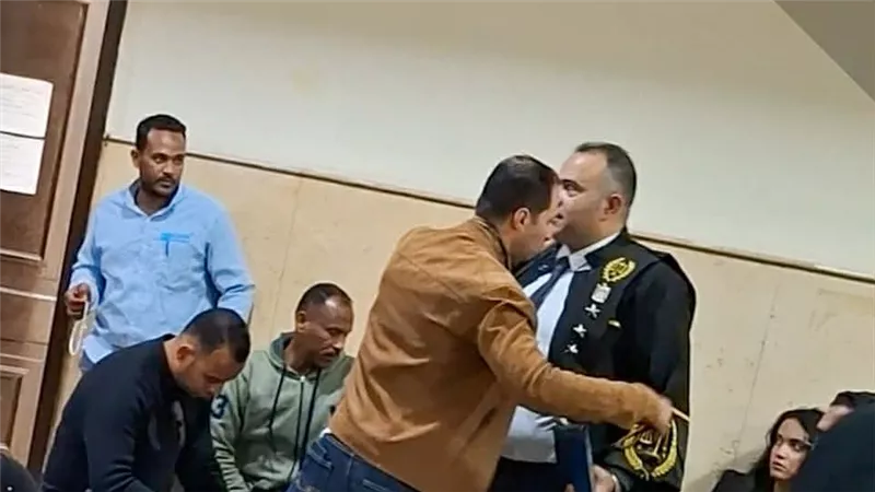 فرد الأمن المجني عليه في واقعة كمبوند التجمع يحضر أولى جلسات محاكمة المتهم