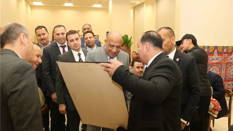 وزير الكهرباء يشارك العاملين بديوان الوزارة والقابضة ونقل الكهرباء إفطارهم الجماعي