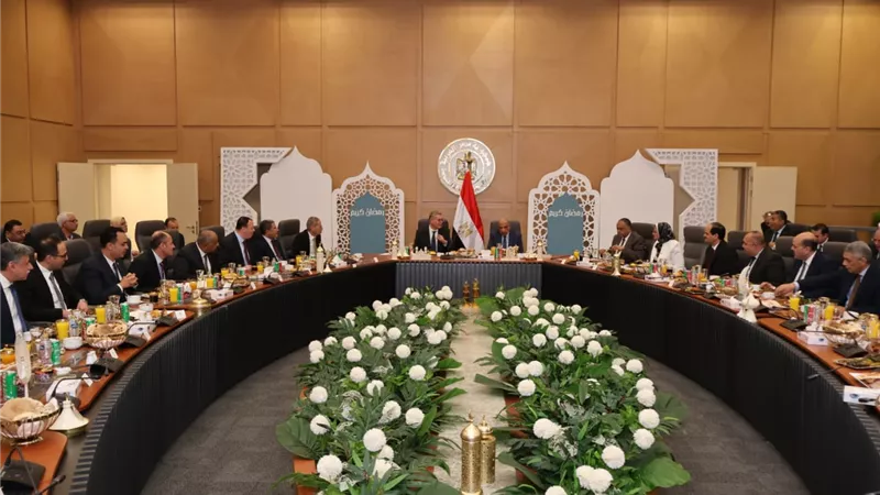 وزيرا الكهرباءوالبترول يشاركان فريق العمل المشترك في الوزارتين إفطارهم الجماعي