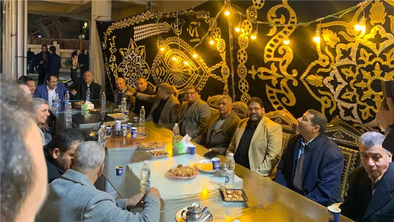 رئيس البحيرة للكهرباء يشارك العاملين إفطارهم الجماعي
