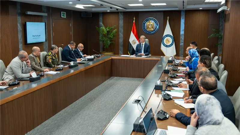 عقب موافقة مجلس الوزراء.. وزير البترول يبحث تنفيذ المسح الجوي الشامل للمعادن في مصر